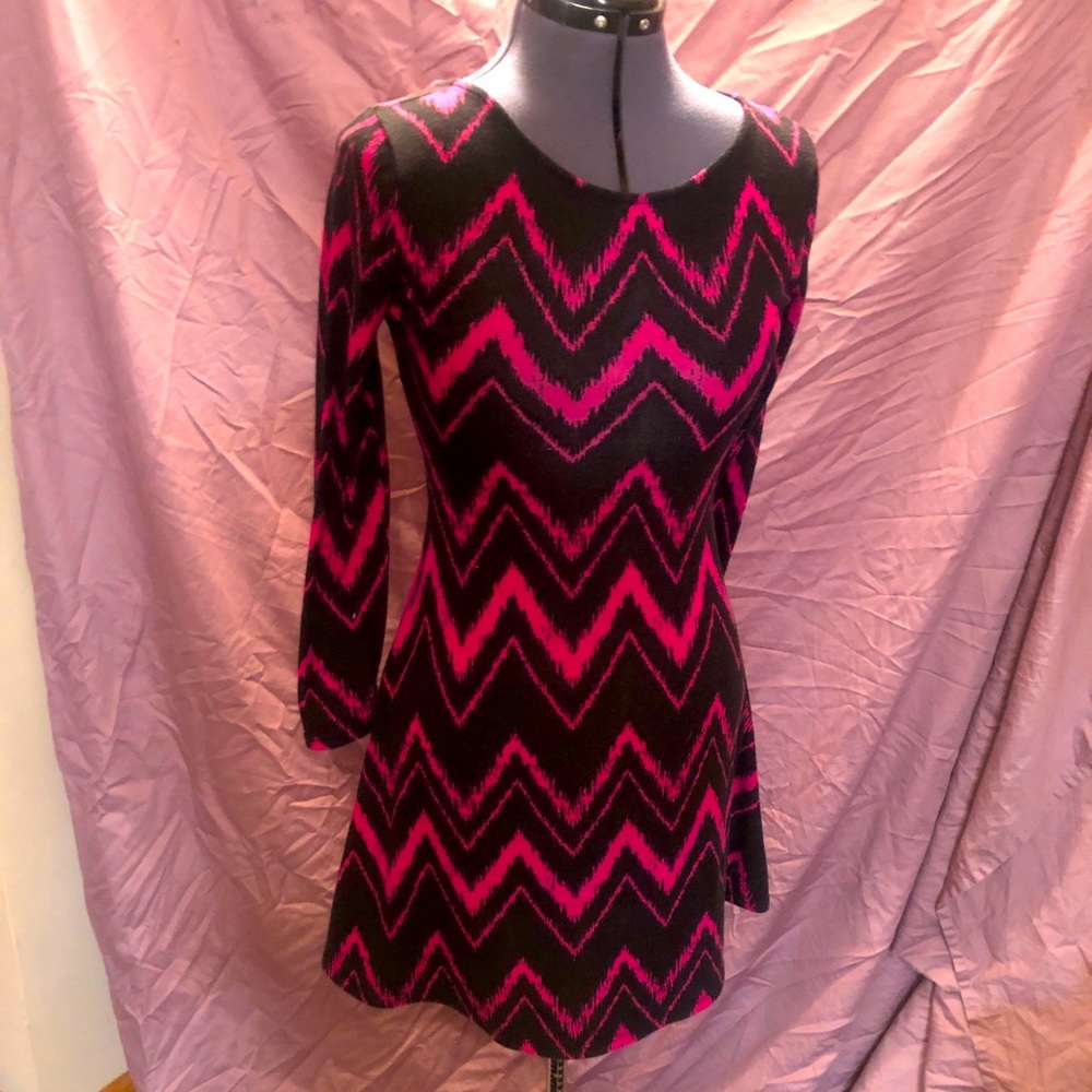 Knit long sleeve chevron dress